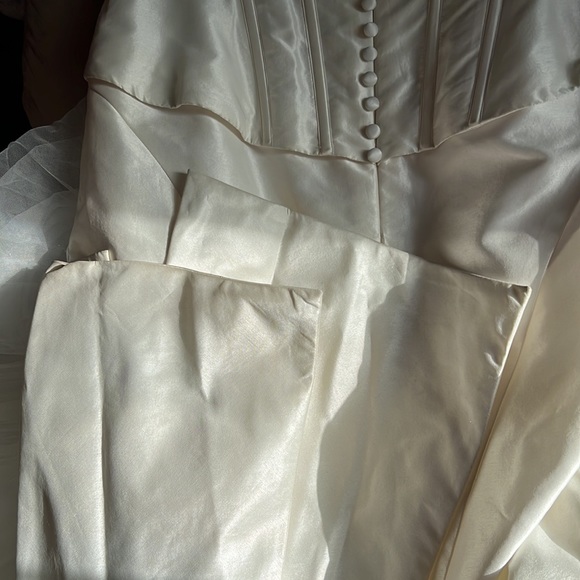 Ivory Truly Zac Posen (SAMPLE GOWN) - Picture 14 of 14